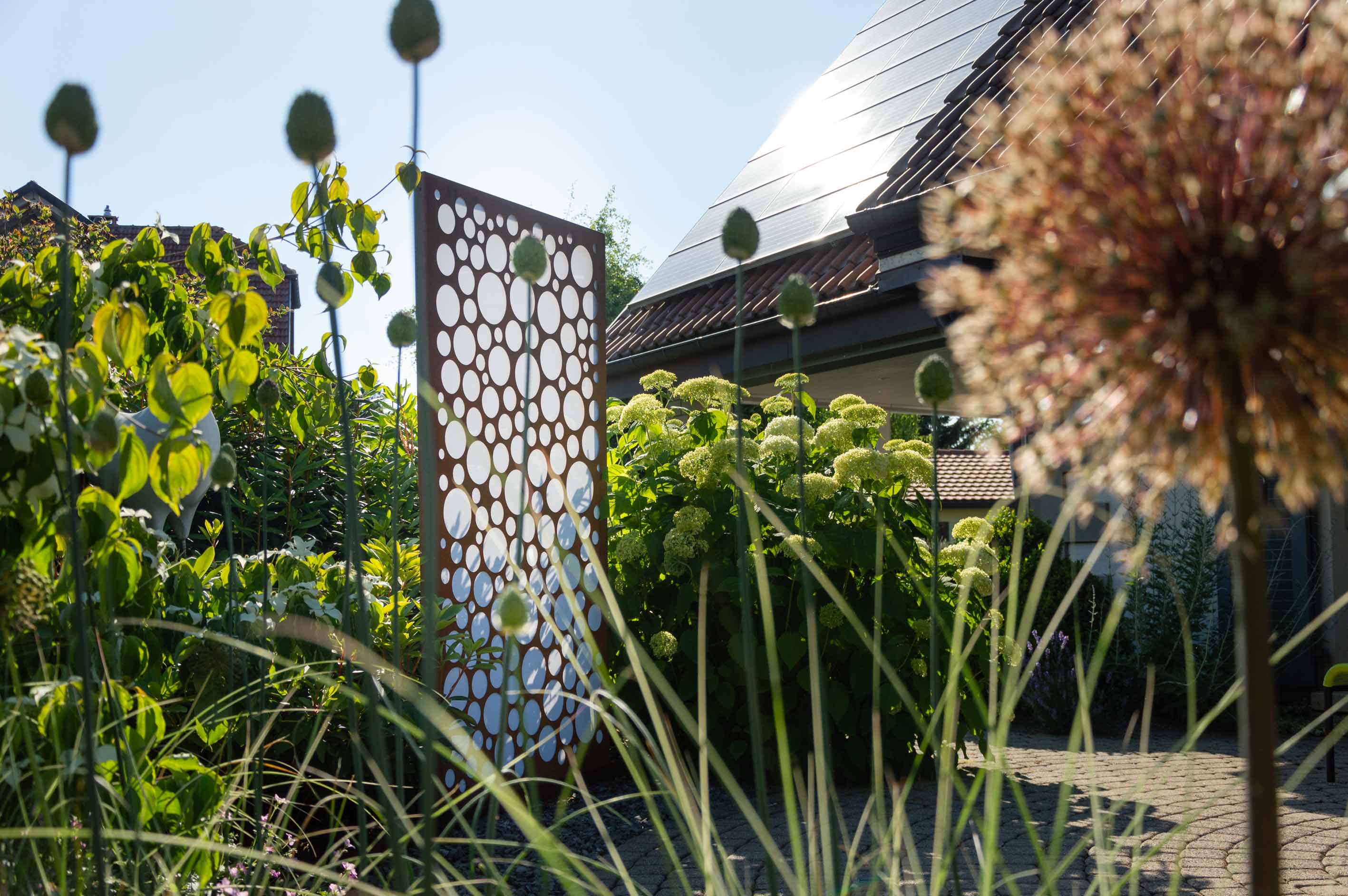 brise-vue jardin avec des panneaux en acier corten